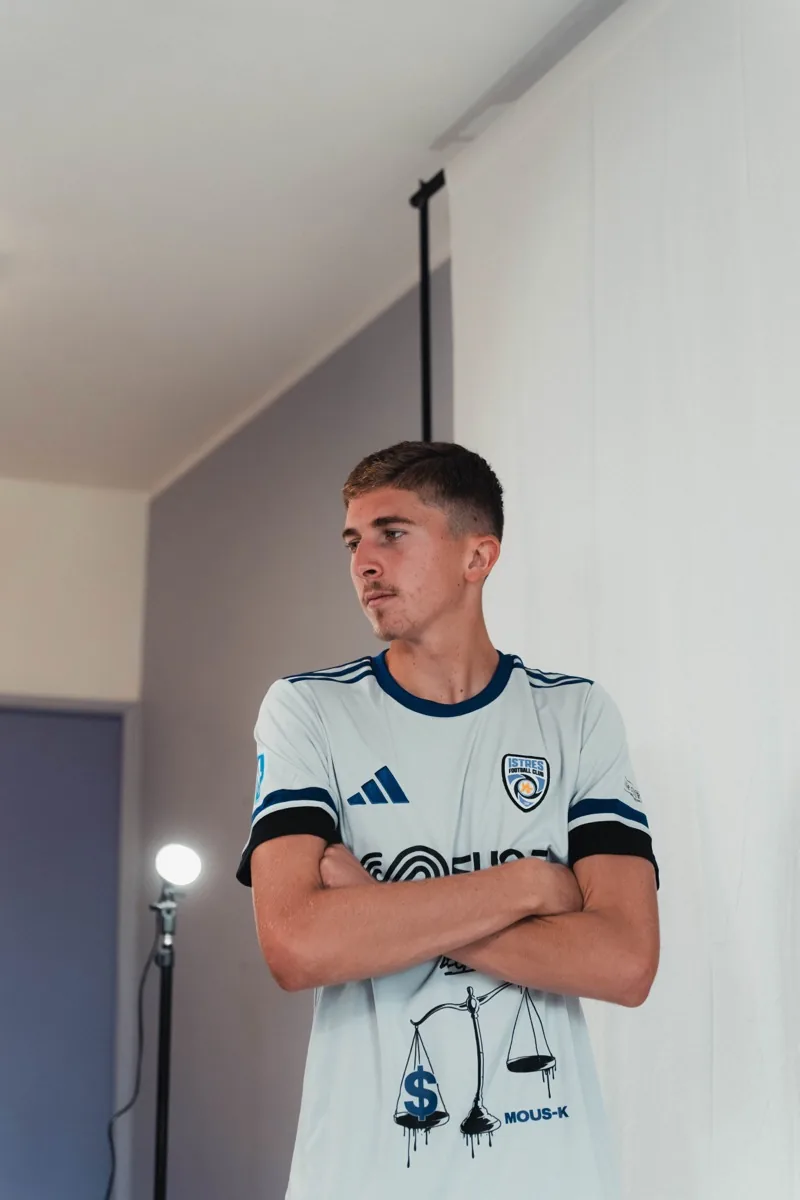 Média day d'Istres FC : joueur en studio, bras croisés