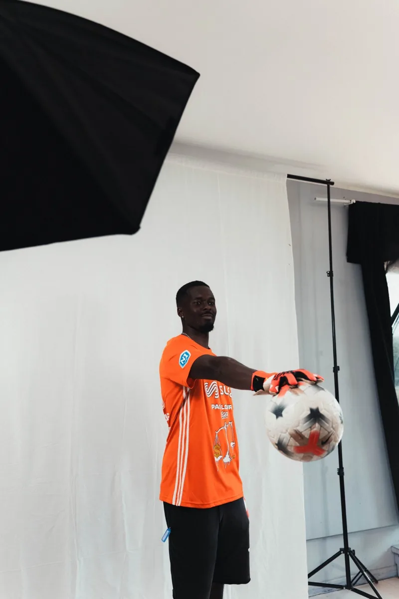 Média day d'Istres FC : gardien avec le ballon en studio