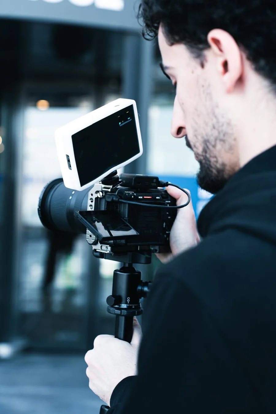 Vidéaste en tournage avec un stabilisateur