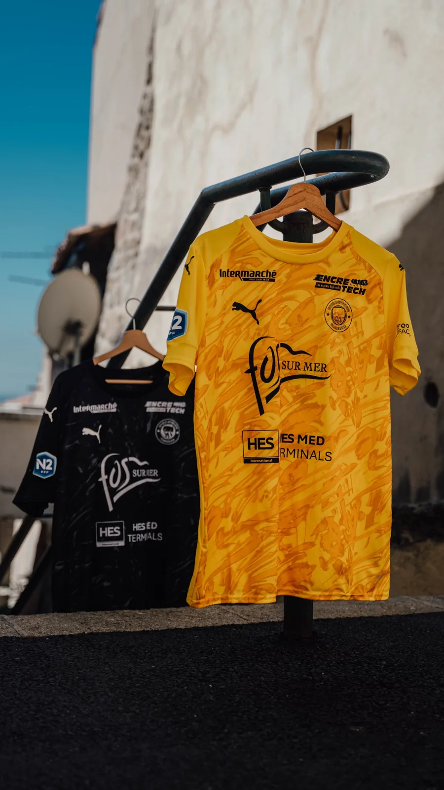 Vidéo pour l’ES Fos-sur-Mer : maillots sur des cintres