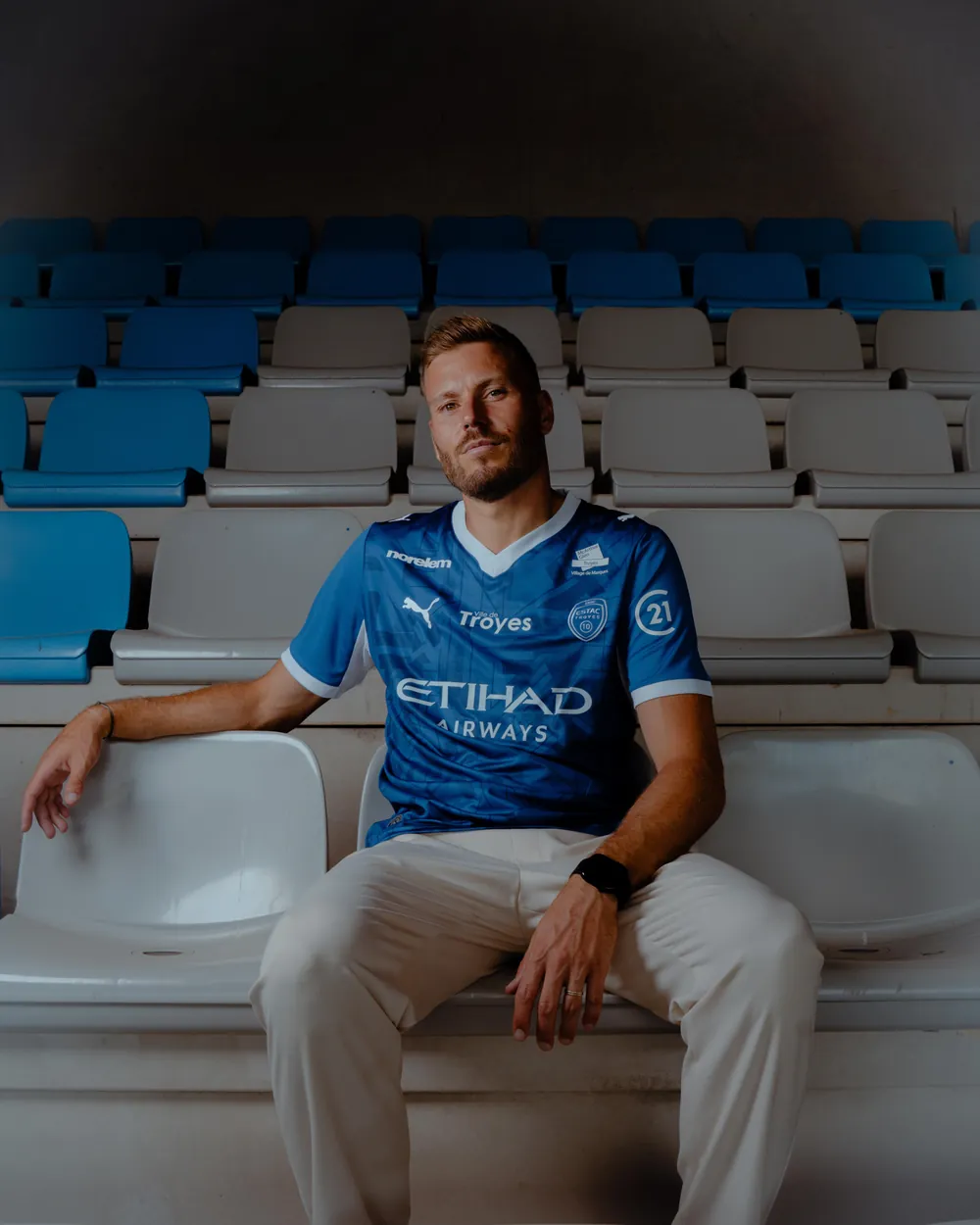 Joueur de l'ESTAC Troyes portant le nouveau maillot