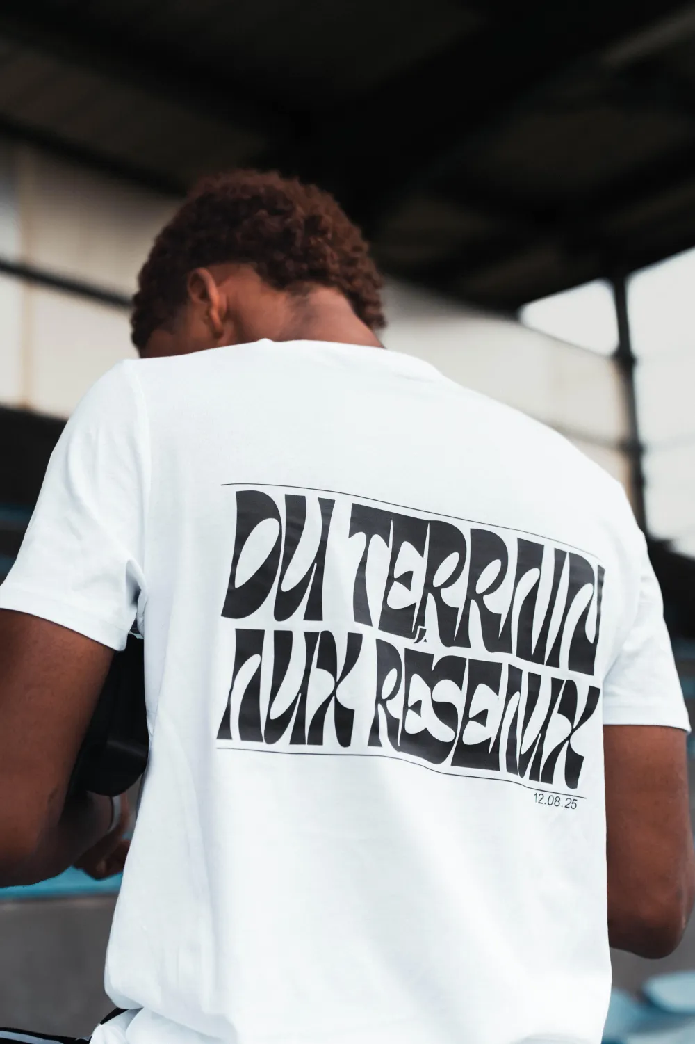 Joueur de dos portant un t-shirt « Du terrain aux réseaux »